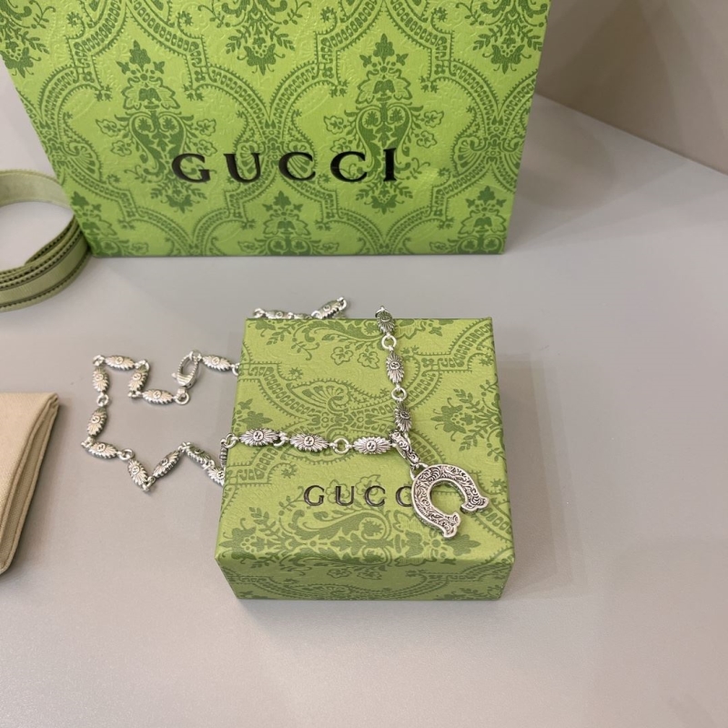 G*u*i necklaces